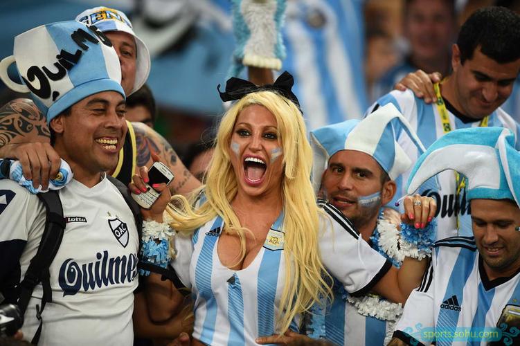 阿根廷女球迷看台脱球衣庆祝